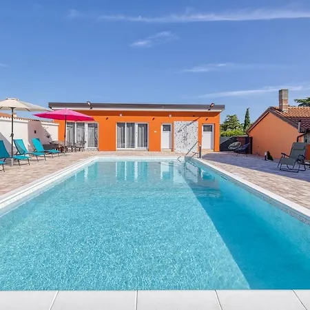 Danka With Shared Pool Pensionat