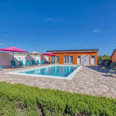 Danka With Shared Pool Pensionat