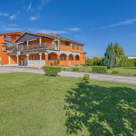 Pensionat Danka With Shared Pool Pula