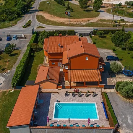 Danka With Shared Pool Pensionat Pula