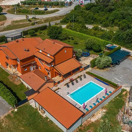 Pensión Danka With Shared Pool 3*