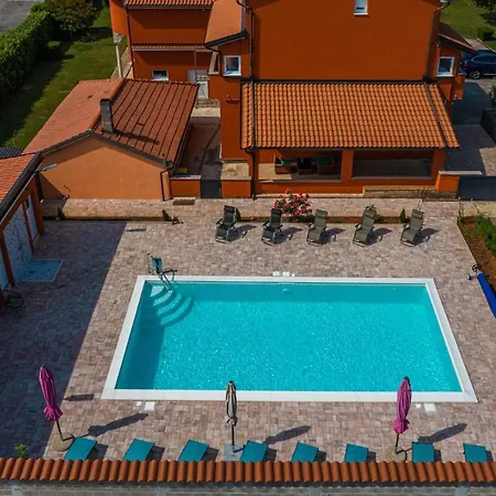Danka With Shared Pool Guest house Pula