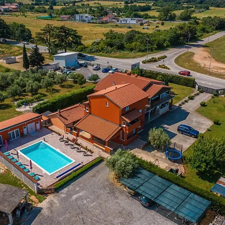Guest house Danka With Shared Pool Pula