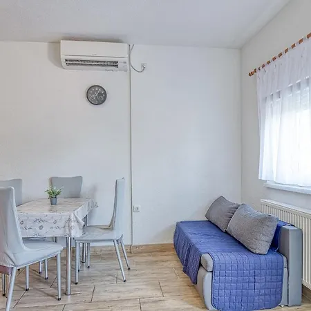 Guest house Danka With Shared Pool Pula