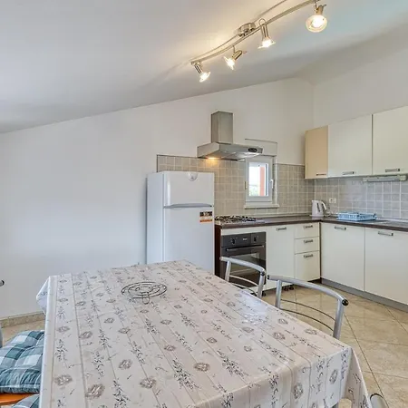 Danka With Shared Pool Guest house Pula