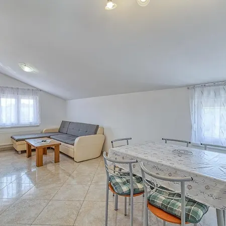 Danka With Shared Pool Guest house