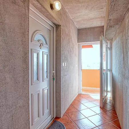 Danka With Shared Pool Guest house Pula
