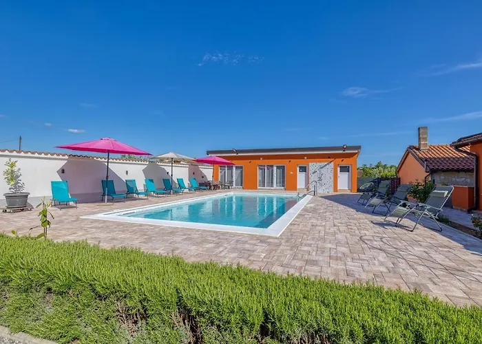 Danka With Shared Pool 게스트하우스